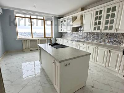 4-комнатная квартира · 300 м² · 28/35 этаж, Кошкарбаева за 205 млн 〒 в Астане, Сарайшык р-н