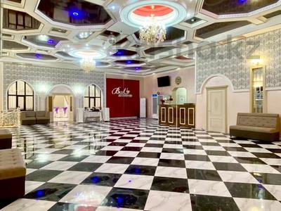 Свободное назначение, офисы, магазины и бутики, склады, общепит, салоны красоты, медцентры и аптеки, образование, развлечения · 1360 м² за 385 млн 〒 в Шымкенте, Абайский р-н