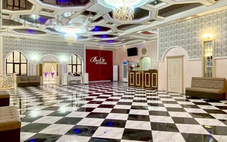 Свободное назначение, офисы, магазины и бутики, склады, общепит, салоны красоты, медцентры и аптеки, образование, развлечения · 1360 м² за 385 млн 〒 в Шымкенте, Абайский р-н — фото 2