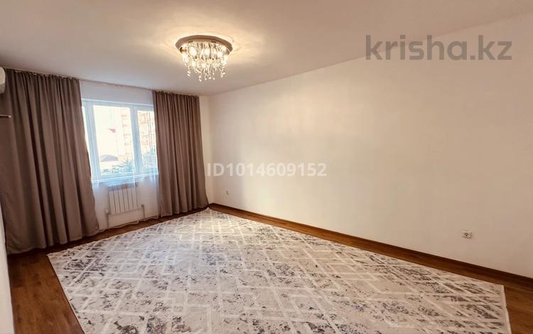 2-комнатная квартира · 64 м² · 3/5 этаж, мкр Нурсая 96 за 180 000 ₸ в Атырау — фото 2