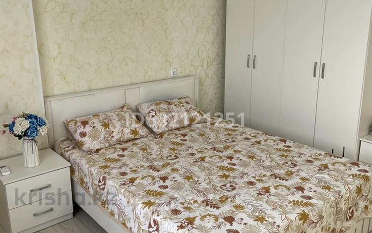 1-комнатная квартира, 80 м², 4/5 этаж посуточно, 15 мкр 42 за 10 000 〒 в Туркестане — фото 4