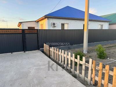 Жеке үй · 4 бөлме · 100 м² · 8 жүзд., мкр Аксай-2, 22 49 — 7-22 көшенін қиылысында, бағасы: 35 млн ₸ в Атырау