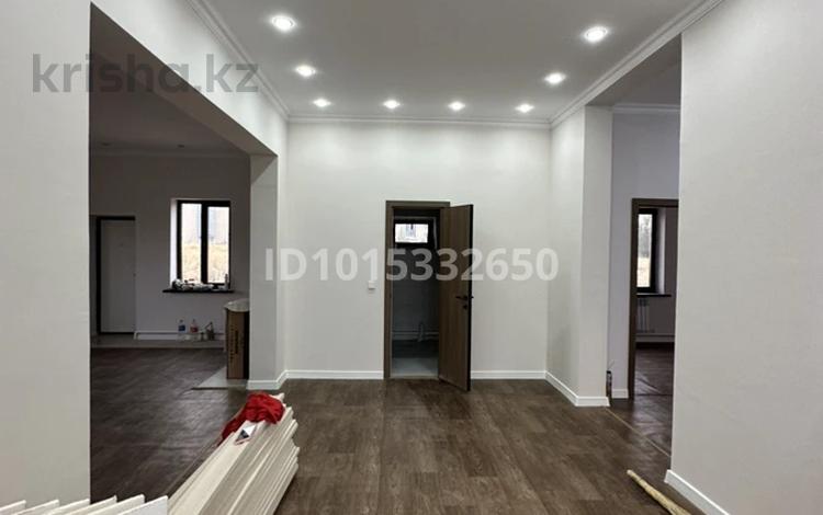 3-бөлмелі пәтер · 100 м², 24 квартал 92 — Возле СДУ, бағасы: 300 000 ₸ в Каскелене — фото 2