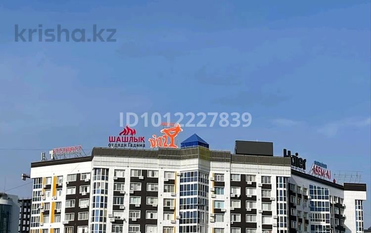 2-комнатная квартира · 77 м² · 4/9 этаж, ул. Бактыгерея Кулманова 107 за 270 000 ₸ в Атырау, мкр Авангард-2 — фото 2