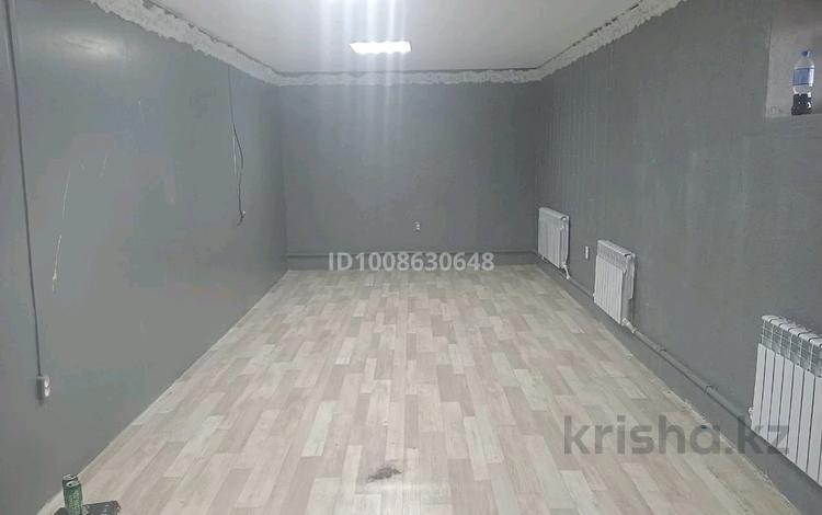 Офисы, магазины и бутики, склады, кабинеты и рабочие места · 30 м² за 90 000 ₸ в Уральске — фото 10