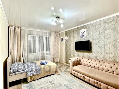 1-комнатная квартира, 35 м², 2/5 этаж посуточно, Кабанбай батыра 93 за 13 000 〒 в Усть-Каменогорске
