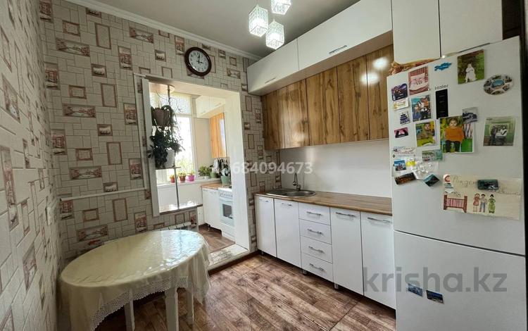 3-комнатная квартира, 70 м², 5/5 этаж, 10 мкр(Аса) 11 за 19 млн 〒 в Таразе — фото 2