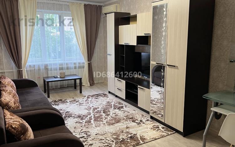 2-комнатная квартира, 52 м², 5 этаж помесячно, мкр Аксай-4 87 за 270 000 〒 в Алматы, Ауэзовский р-н — фото 2