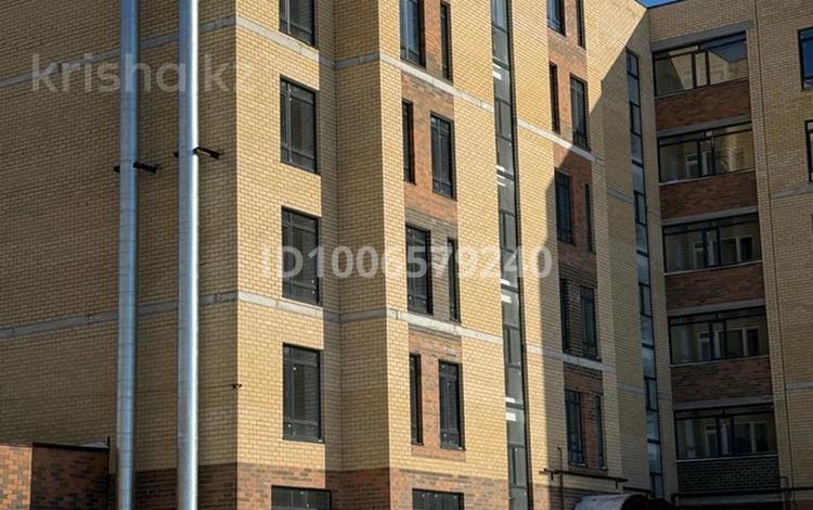 3-комнатная квартира · 96 м² · 6/6 этаж, мкр. Алтын орда, Алия Молдагуловой 70 — По Алии Молдагуловой не доезжая проспекта Алаш за 29 млн ₸ в Актобе — фото 14
