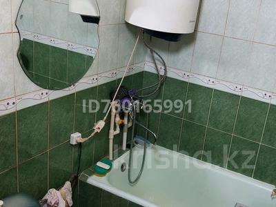 2-комнатная квартира · 43 м² · 5/5 этаж, Майкудук, Майкудук, 17й микрорайон 46 — Лайма, Детский мир за 10 млн 〒 в Караганде, Алихана Бокейханова р-н