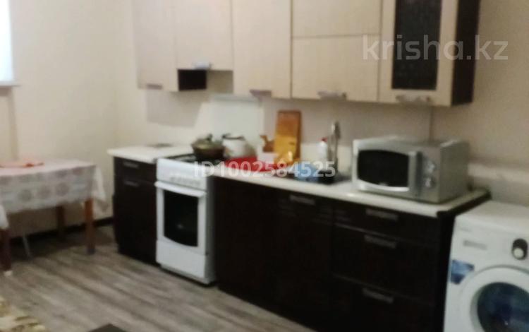 1-комнатная квартира · 40 м² · 1/2 этаж, мкр Михайловка 66 за 130 000 ₸ в Караганде, Казыбек би р-н — фото 2
