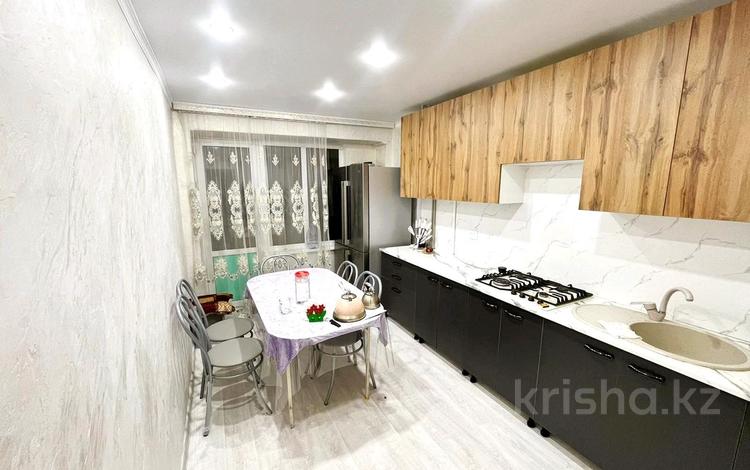 3-комнатная квартира, 64 м², 3/5 этаж, Самал за 18.3 млн 〒 в Талдыкоргане, мкр Самал — фото 2