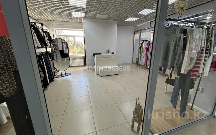 Действующий бизнес женской одежды в ТД Наурыз · 30 м², бағасы: 4.5 млн ₸ в Актобе, мкр 8 — фото 2
