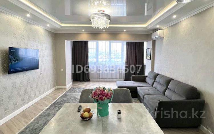 3-комнатная квартира · 120 м² · 10/17 этаж, Жарокова 137/1 за 40 000 ₸ в Алматы, Бостандыкский р-н — фото 2