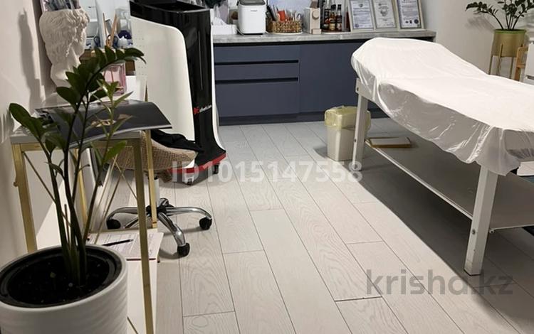 Салоны красоты, медцентры и аптеки, кабинеты и рабочие места · 14 м² за 220 000 ₸ в Астане, Есильский р-н — фото 2