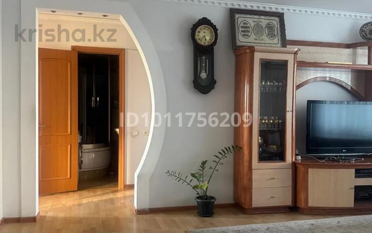 5-бөлмелі пәтер · 100 м² · 8/9 қабат, Бозтаева 40к, бағасы: 33 млн ₸ в Семее — фото 2