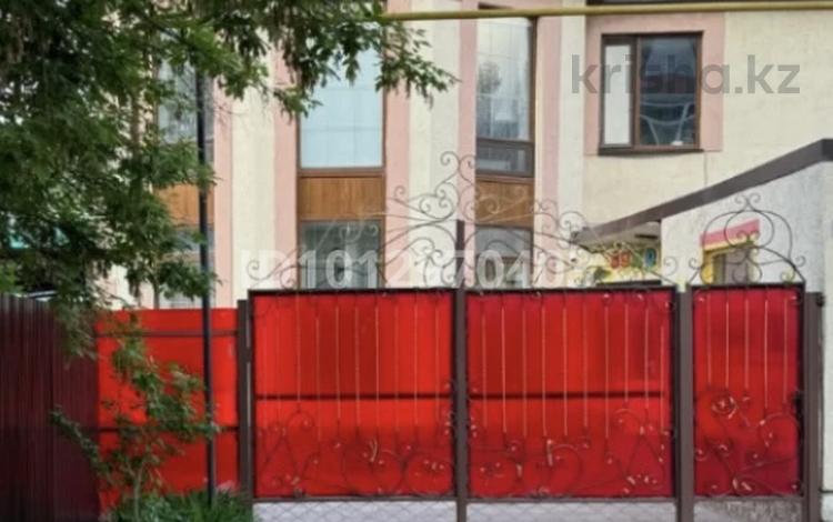Офисы, салоны красоты, образование, кабинеты и рабочие места, студии · 200 м² за 800 000 ₸ в Уральске, мкр Астана — фото 2
