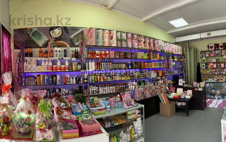 Действующий магазин косметики и различных товаров, 30 м² за 4.3 млн 〒 в Уральске, мкр Астана — фото 5