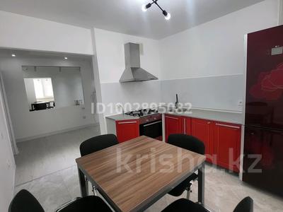 2-комнатная квартира · 60 м² · 1/5 этаж, мкр Центральный, Мкр. Центральный — Район Светланы, гостиница Ак жайык за 250 000 〒 в Атырау