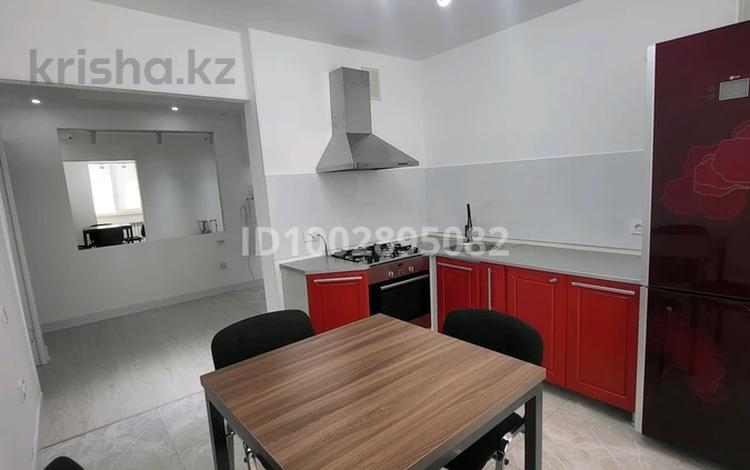 2-бөлмелі пәтер · 60 м² · 1/5 қабат, мкр Центральный, Мкр. Центральный — Район Светланы, гостиница Ак жайык, бағасы: 250 000 ₸ в Атырау — фото 2