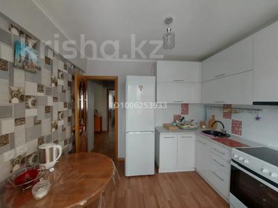 2-комнатная квартира · 52 м² · 2/5 этаж, Утепова 33 за 28 млн 〒 в Усть-Каменогорске