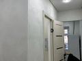 1-комнатная квартира, 34 м², 1/5 этаж, Ннфтяников 22 — Дом престарелых за 8 млн 〒 в Актобе, мкр Гормолзавод — фото 3