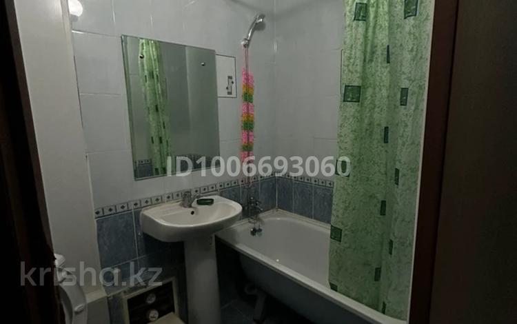 2-бөлмелі пәтер · 45 м² · 2/5 қабат, Айгүл ш/а 61 — 16 школа, бағасы: 150 000 ₸ в Уральске, мкр Айгуль — фото 2