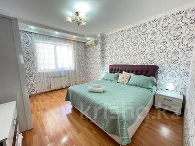 3-комнатная квартира · 92 м² · 5/9 этаж · посуточно, мкр Сары Арка 40 за 23 000 〒 в Атырау, мкр Сары Арка