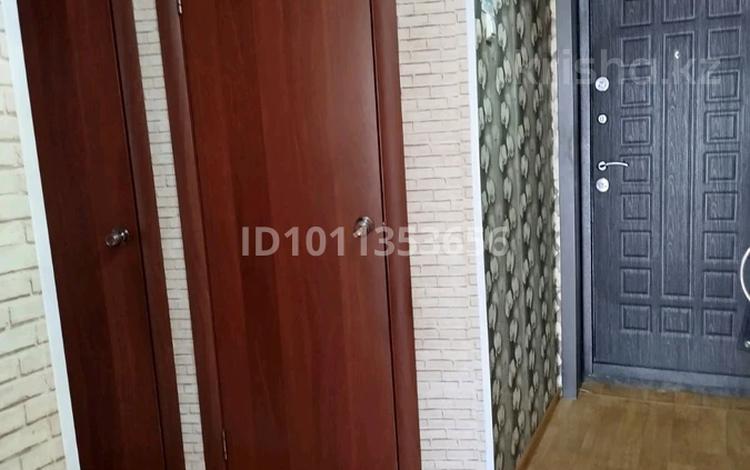 3-бөлмелі пәтер · 52 м² · 2/5 қабат, 4микр 17 — Спорт комлекс, бағасы: ~ 10 млн ₸ в Лисаковске — фото 2