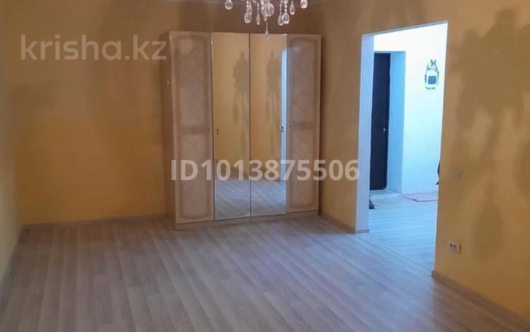 1-комнатная квартира · 50 м² · 2/5 этаж, мкр Старый Аэропорт, Достык 62 — Остановка Самал за 90 000 ₸ в Уральске — фото 2