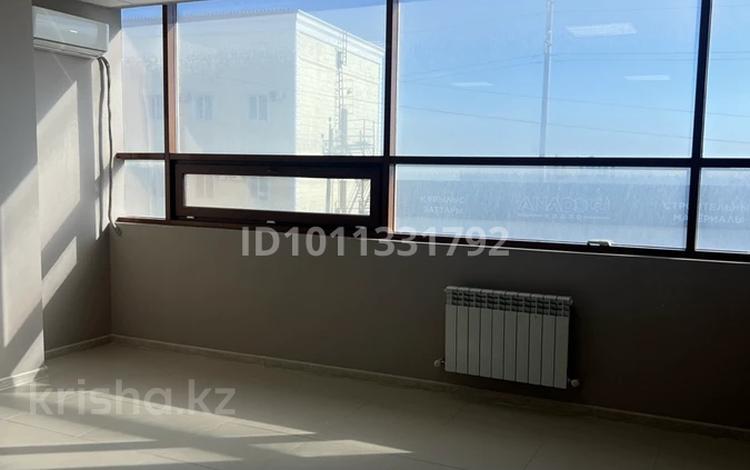 Свободное назначение, офисы, магазины и бутики, салоны красоты, фитнес и спорт, медцентры и аптеки, образование, конференц-залы, кабинеты и рабочие места, студии · 50 м² за 200 000 ₸ в Атырау — фото 2