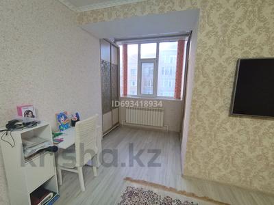 2-комнатная квартира, 82 м², 4/5 этаж, мкр. Алтын орда, Тауелсіздик 5 — Гипермаркет Дина за 32 млн 〒 в Актобе, мкр. Алтын орда