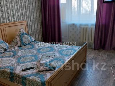 2-бөлмелі пәтер, 45 м², 2/5 қабат тәулігіне, Хусайнова 157 — Айтиева, бағасы: 10 000 〒 в Уральске