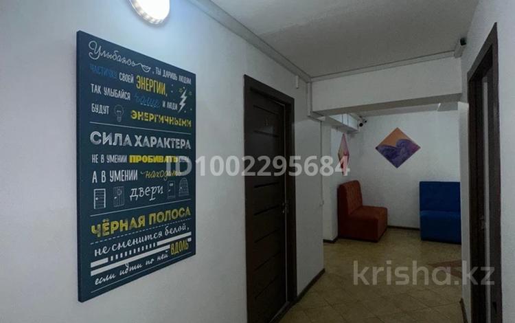 7 бөлме · 220 м², Ақсай-3Б ш/а. 32, бағасы: 50 000 ₸ в Алматы, Ауэзовский р-н — фото 2