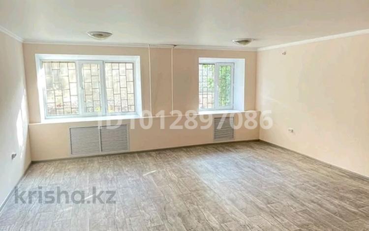 Магазины и бутики · 30 м² за 300 000 ₸ в Семее — фото 2