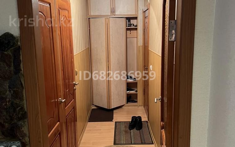 1-комнатная квартира, 30 м², 1/5 этаж помесячно, Абдирова за 120 000 〒 в Караганде, Казыбек би р-н — фото 3