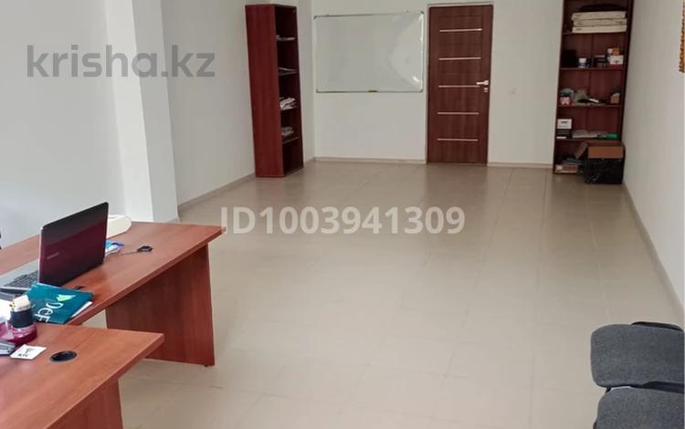 Офисы, салоны красоты, образование, кабинеты и рабочие места, студии · 42 м² за 150 000 ₸ в  — фото 2