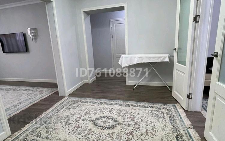 3-бөлмелі пәтер · 71 м² · 2/5 қабат, мкр Центральный, Азаттык 5Б, бағасы: 32 млн ₸ в Атырау — фото 2