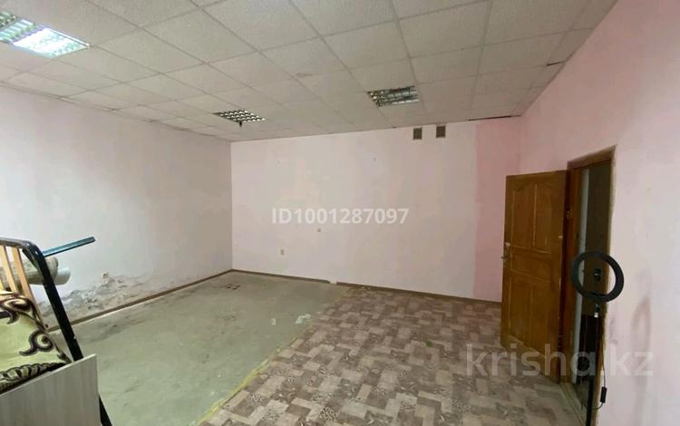 Свободное назначение, офисы, магазины и бутики, склады, салоны красоты, фитнес и спорт, медцентры и аптеки, образование, кабинеты и рабочие места, студии · 100 м² за 150 000 ₸ в Актобе, мкр Шанхай — фото 2