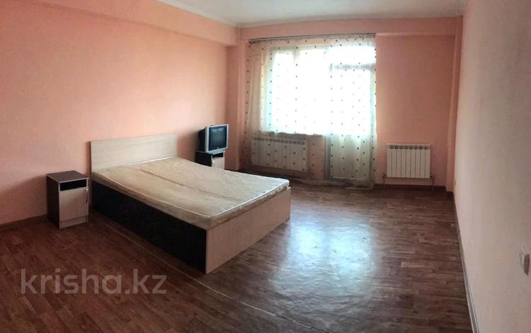 1-бөлмелі пәтер, 60 м², 8/8 қабат ай сайын, Микрорайон Алтын ауыл, бағасы: 130 000 〒 в Каскелене — фото 2