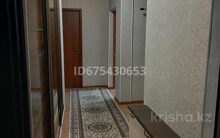 2-комнатная квартира, 60 м², 4/5 этаж, 7 микрорайон 18 за 22 млн 〒 в Талдыкоргане — фото 2