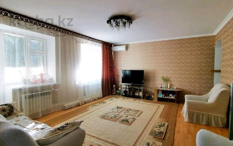 4-комнатная квартира · 105.6 м² · 5/6 этаж, Молдагуловой за 33 млн 〒 в Уральске — фото 2