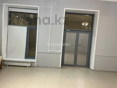 Свободное назначение, офисы, магазины и бутики, салоны красоты, медцентры и аптеки, образование, развлечения, студии · 55 м² за 400 000 ₸ в Астане, Есильский р-н