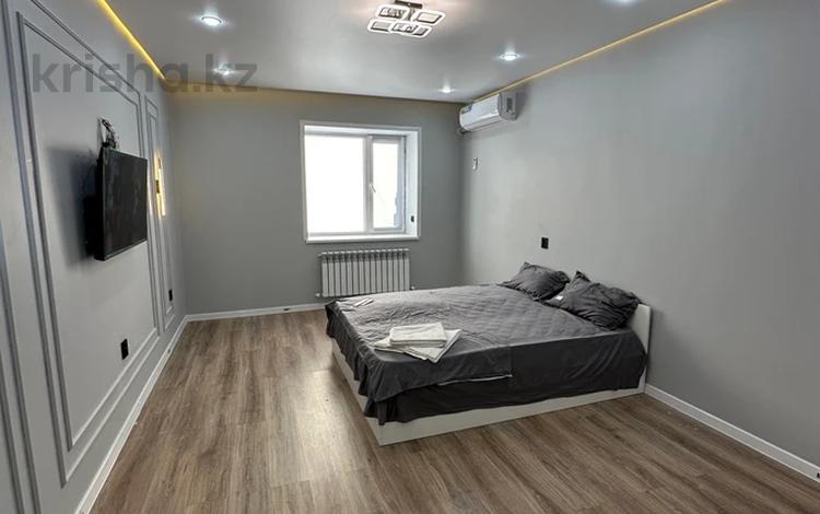1-комнатная квартира · 56 м² · 3/10 этаж, Молдавская — 8 школа,Универмаг,Ледовый дворец за 15 000 〒 в Уральске — фото 2