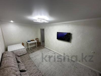 3-комнатная квартира, 61.9 м², 2/5 этаж, Майкудук, Мкр Восток-2 — Школа №8 за 18.9 млн 〒 в Караганде, Алихана Бокейханова р-н