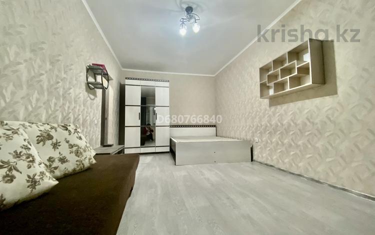 1-комнатная квартира, 40 м², 6/9 этаж помесячно, мкр Мамыр-3 306 за 250 000 〒 в Алматы, Ауэзовский р-н — фото 2