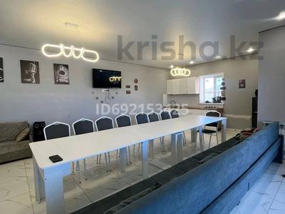 Дом · 2 комнаты · 150 м², Ислямова дом караоке баня 218 — Асан 2 за 55 000 〒 в Уральске, мкр Школьник