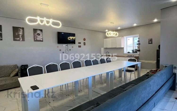 Дом · 2 комнаты · 150 м², Ислямова дом караоке баня 218 — Асан 2 за 55 000 ₸ в Уральске, мкр Школьник — фото 24