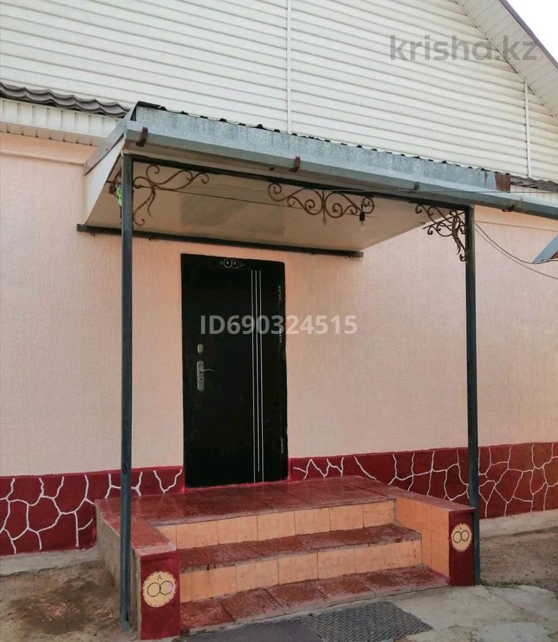 дерево на ветру. костанай. торнадо в восточном казахстане. сильный ветер. сильный ветер.