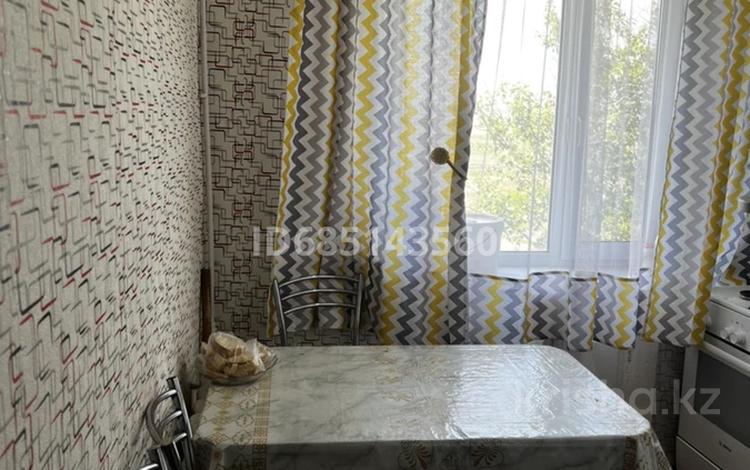 4-комнатная квартира · 61 м² · 5/5 этаж, Майкудук, 15й микрорайон 6 за 15 млн 〒 в Караганде, Алихана Бокейханова р-н — фото 2